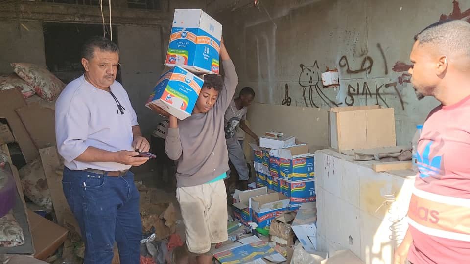 ضبط ( 4 ) أطنان من المواد منتهية الصلاحية في مديرية المنصورة بعدن ضبط ( 4 ) أطنان من المواد منتهية الصلاحية في مديرية المنصورة بعدن