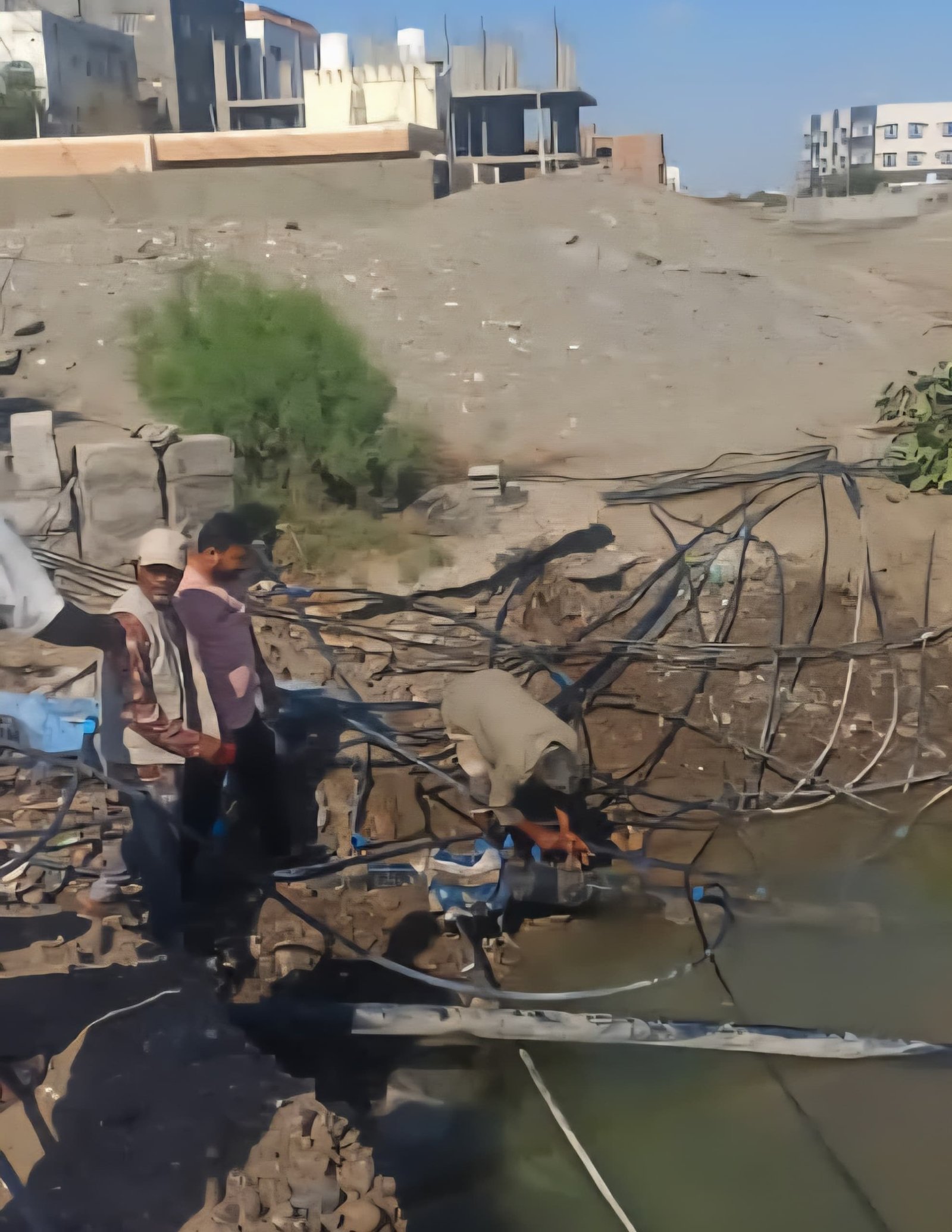 فرق مياه عدن تنفذ حملة لإزالة الربط العشوائي في خط المياه الرئيسي بمنطقة الصولبان بخورمكسر