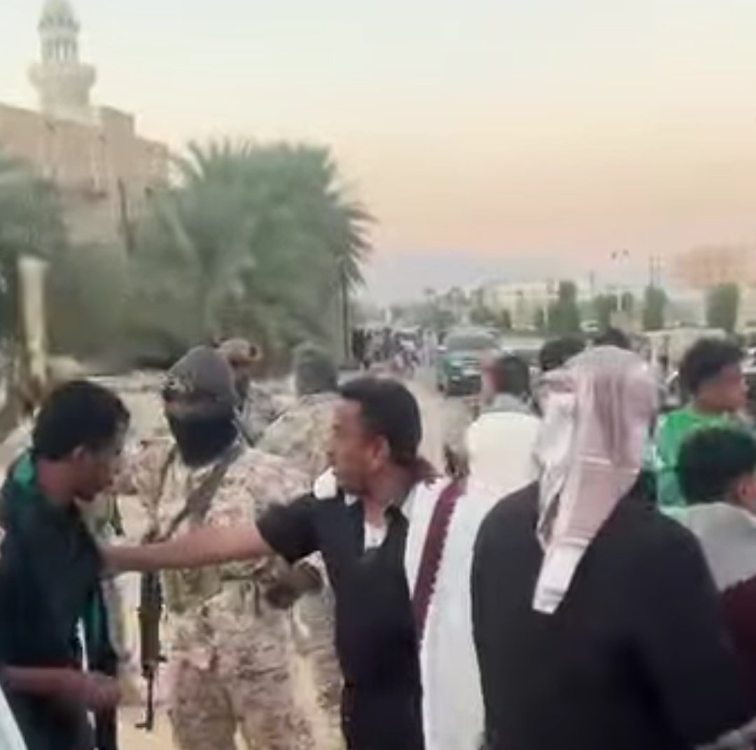 عناصر المنطقة العسكرية الأولى تداهم موقع المعتصمين العزّل في سيئون