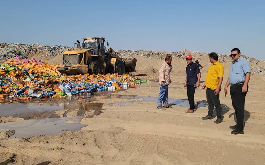 مدير عام المنصورة يوجه بإتلاف ( 70 ) طناً من العصائر منتهية الصلاحية