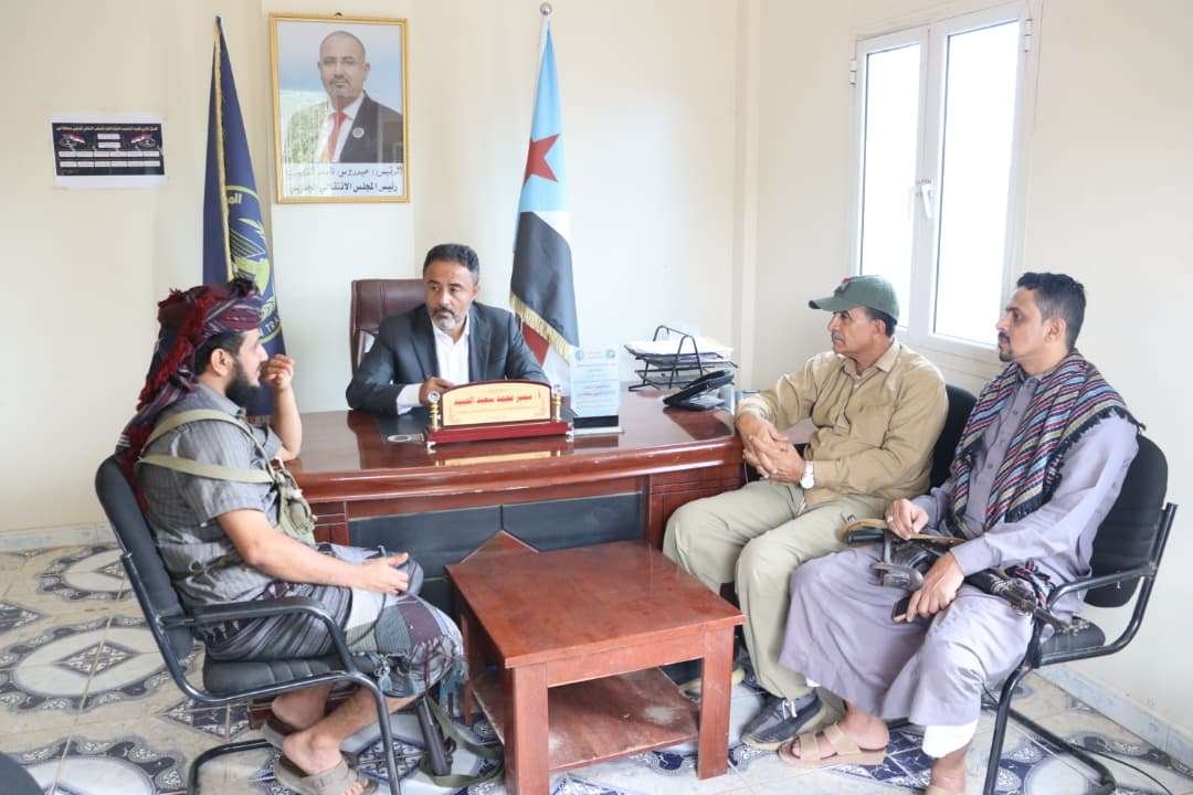 رئيس تنفيذية انتقالي أبين يلتقي قائد الحزام الأمني بزنجبار لمناقشة مستجدات الأوضاع الأمنية بالمديرية رئيس تنفيذية انتقالي أبين يلتقي قائد الحزام الأمني بزنجبار لمناقشة مستجدات الأوضاع الأمنية بالمديرية