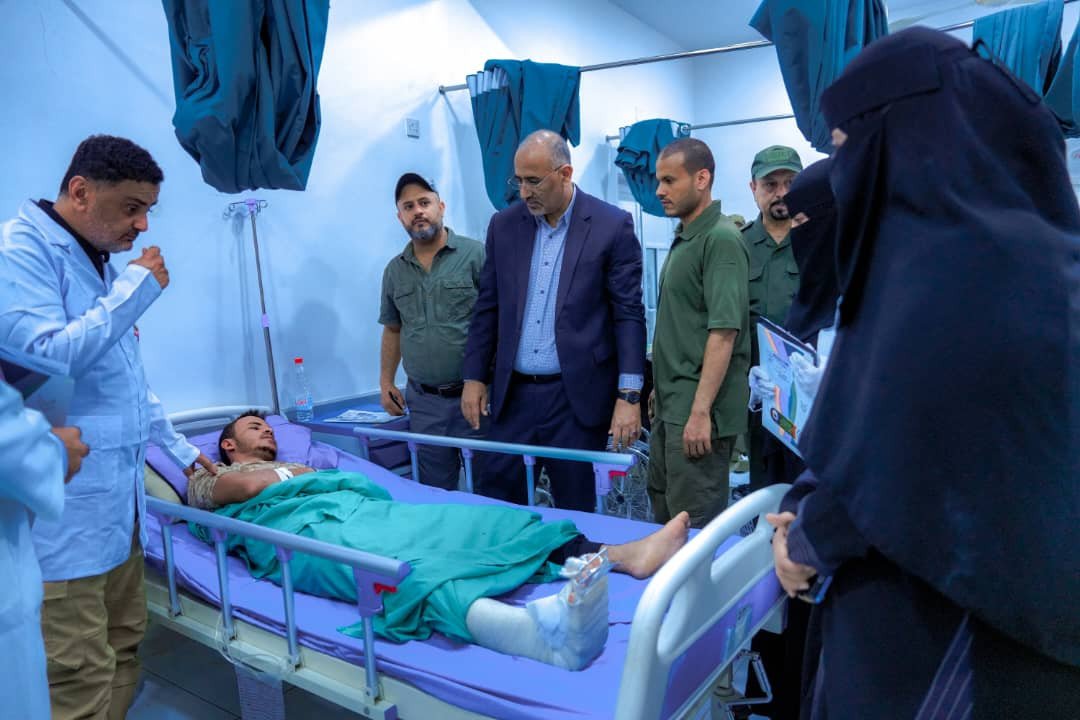 الرئيس الزُبيدي يطمئن على أحوال جرحى عملية “المستقبل الواعد” بمستشفى عبود العسكري
