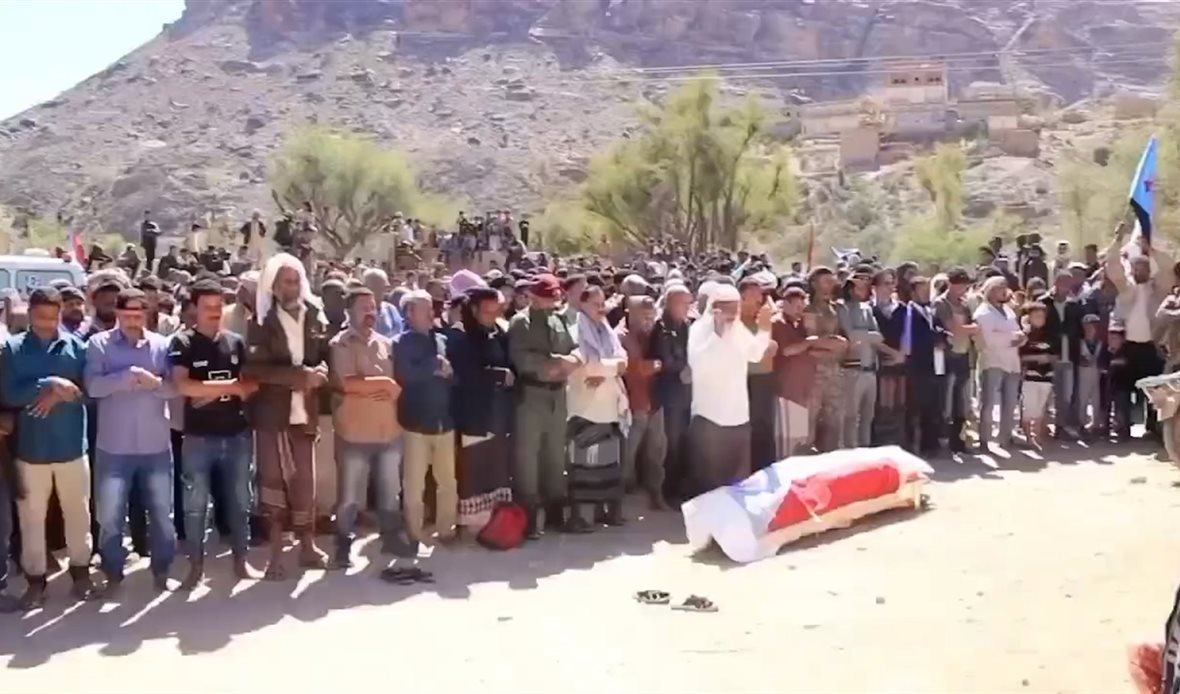 أبناء الحصين بالضالع يشيّعون جثمان نصر الحيدري أحد شهداء القصف السعودي في حضرموت أبناء الحصين بالضالع يشيّعون جثمان نصر الحيدري أحد شهداء القصف السعودي في حضرموت