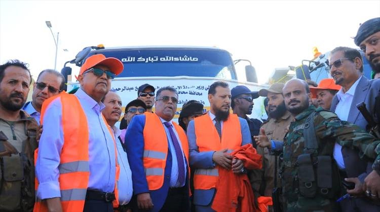 المحافظ شيخ يدشّن الحملة الشاملة للنظافة والتوعية بالعاصمة عدن ويؤكد استدامتها بمشاركة مجتمعية واسعة المحافظ شيخ يدشّن الحملة الشاملة للنظافة والتوعية بالعاصمة عدن ويؤكد استدامتها بمشاركة مجتمعية واسعة