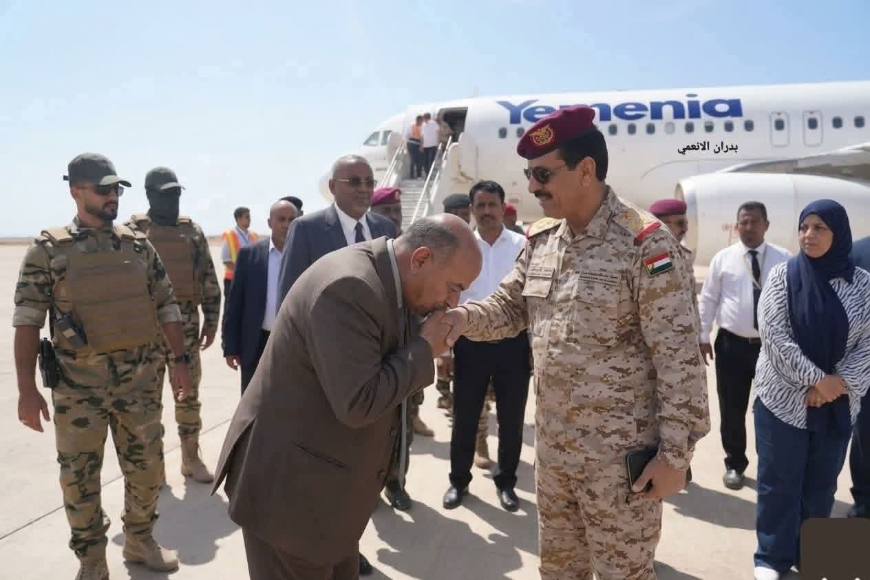 مسخرة البروتوكول اليمني.. عضو مجلس الرئاسة يستقبل وزير الدفاع