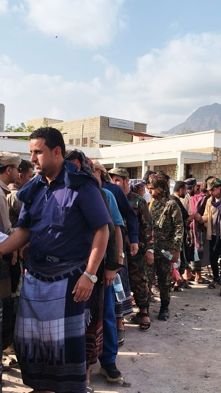 مشهد قبلي وإنساني يجسد أسمى معاني العفو والتسامح مشهد قبلي وإنساني يجسد أسمى معاني العفو والتسامح