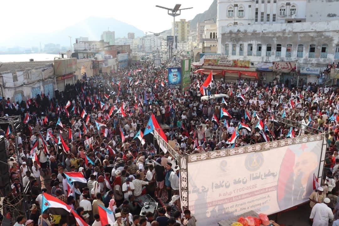 أبناء حضرموت يجددون تفويضهم للمجلس الانتقالي للجنوب العربي ورئيسه عيدروس الزبيدي بحشودٍ عارمة