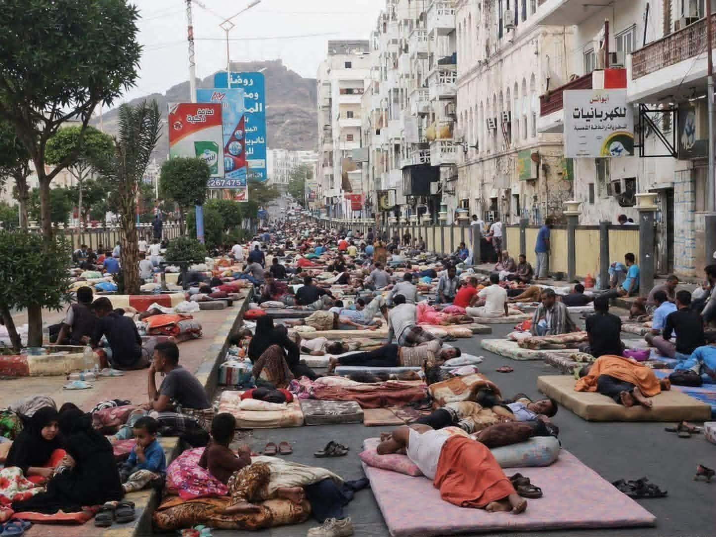 انطلاق ثورة الفرشان في العاصمة عدن احتجاجا على تردي الاوضاع والشهراني يغادر العاصمة انطلاق ثورة الفرشان في العاصمة عدن احتجاجا على تردي الاوضاع والشهراني يغادر العاصمة