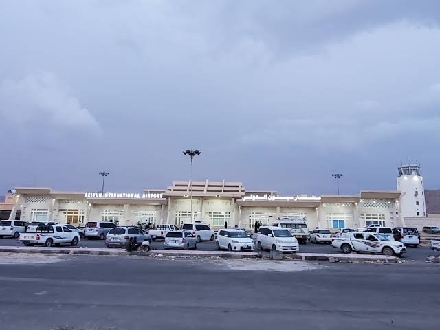 حميد الأحمر يطالب الحكومة اليمنية بدفع أثنين مليون دولار إيجارات مطار سيئون وأهالي حضرموت يعانون العوز حميد الأحمر يطالب الحكومة اليمنية بدفع أثنين مليون دولار إيجارات مطار سيئون وأهالي حضرموت يعانون العوز