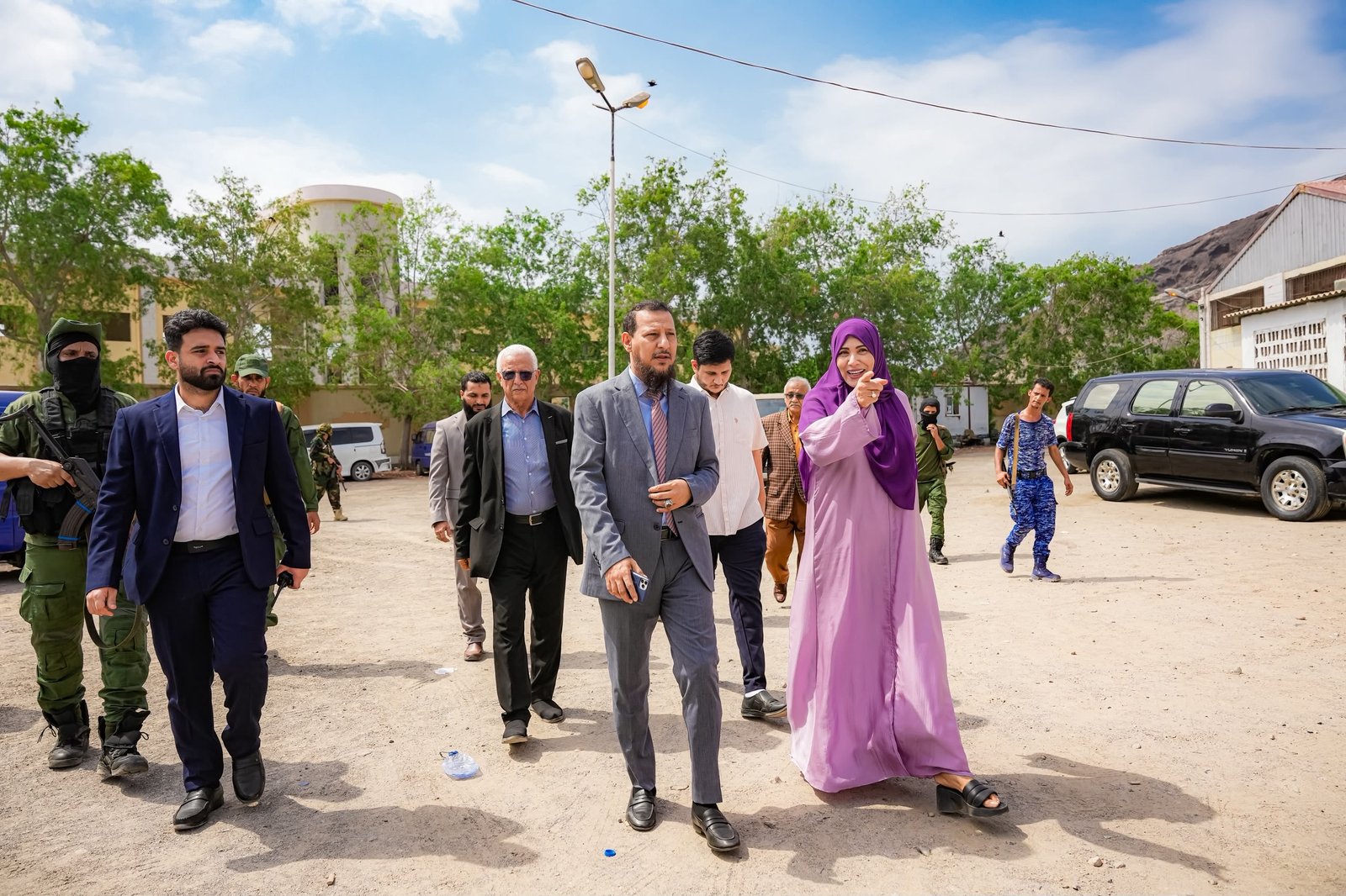 محافظ عدن يدعم قطاع التعليم بأكثر من 3.2 مليار ريال ويوجه بصرف حوافز 3 أشهر للمتعاقدين محافظ عدن يدعم قطاع التعليم بأكثر من 3.2 مليار ريال ويوجه بصرف حوافز 3 أشهر للمتعاقدين