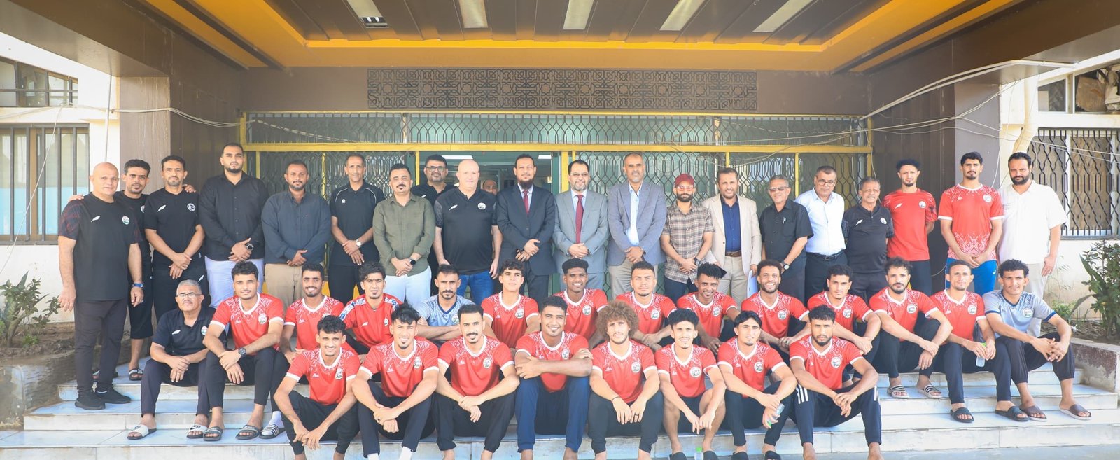 المحافظ شيخ يستقبل بعثة المنتخب الوطني الأول ويطلع على جاهزيته للمشاركة في «خليجي27»