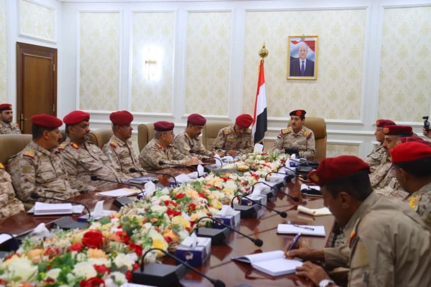 وزير الدفاع اليمني طاهر العقيلي يترأس اجتماعا عسكريا موسعا فى العاصمة عدن وزير الدفاع اليمني طاهر العقيلي يترأس اجتماعا عسكريا موسعا فى العاصمة عدن