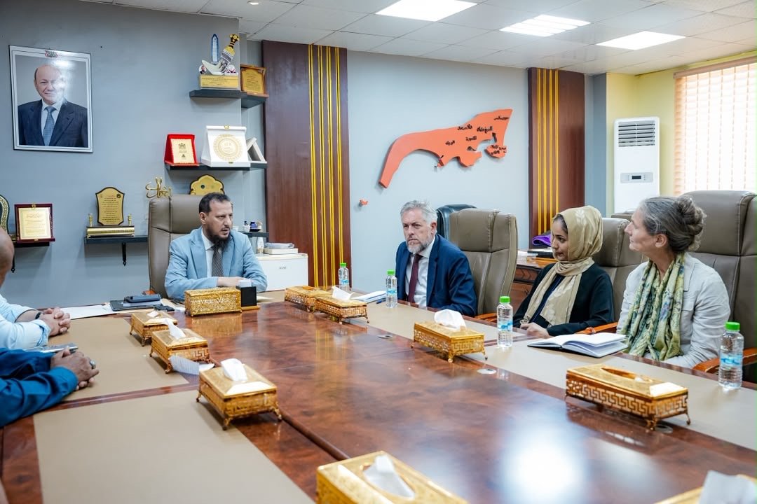 محافظ العاصمة عدن يبحث مع سفير الاتحاد الأوروبي والسفيرة الهولندية تداعيات التصعيد الحوثي وأوضاع النازحين محافظ العاصمة عدن يبحث مع سفير الاتحاد الأوروبي والسفيرة الهولندية تداعيات التصعيد الحوثي وأوضاع النازحين