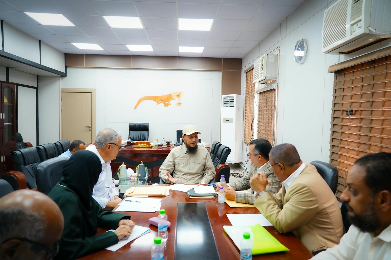محافظ عدن يقر خمس مناقصات لتأهيل وسفلتة طرق حيوية