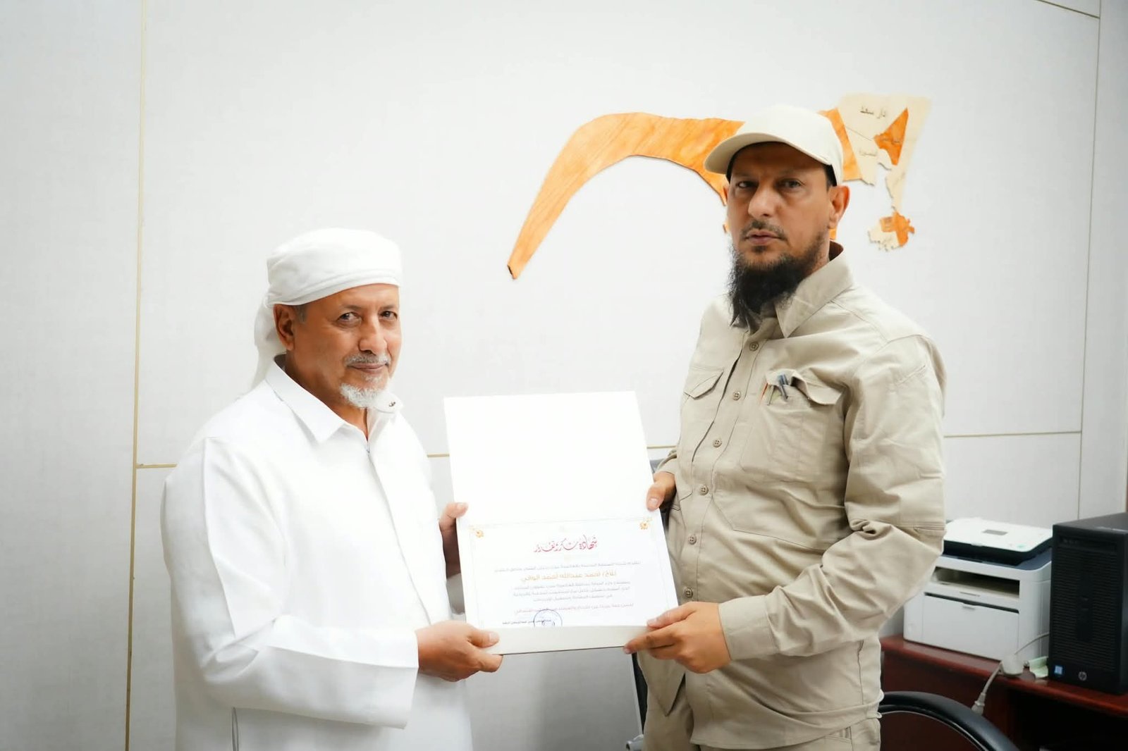 محافظ العاصمة عدن يكرّم المستشار أحمد الوالي تقديرًا لجهوده في تسهيل عمل المنظمات ودعم العمل الإنساني
